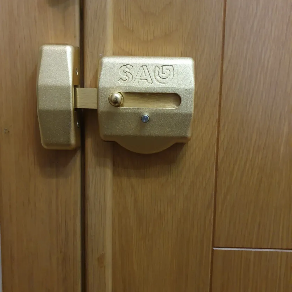 Cerrojo de seguridad SAG instalado por S1 Cerrajeros en una puerta de madera